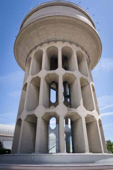 Vista frontal del Depósito elevado de Plaza de Castilla con su estructura de columnas y cúpula
