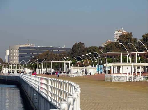 Vista panorámica del Paseo de la Ría con su característico puente blanco y edificios modernos al fondo