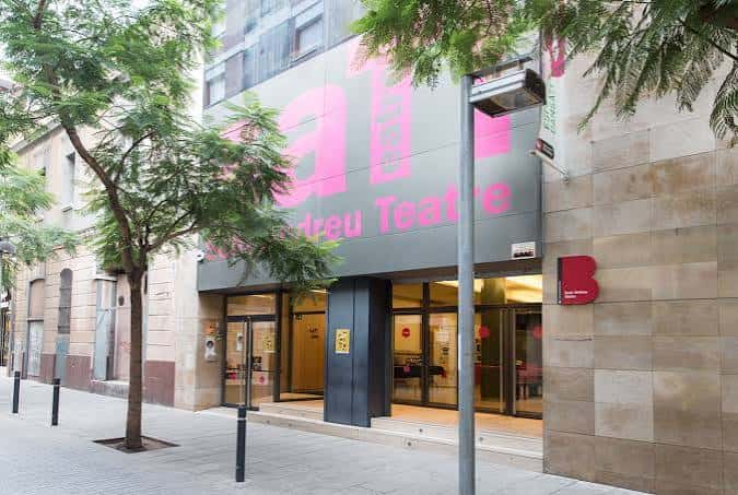 Fachada exterior del Sant Andreu Teatre con letrero rosa
