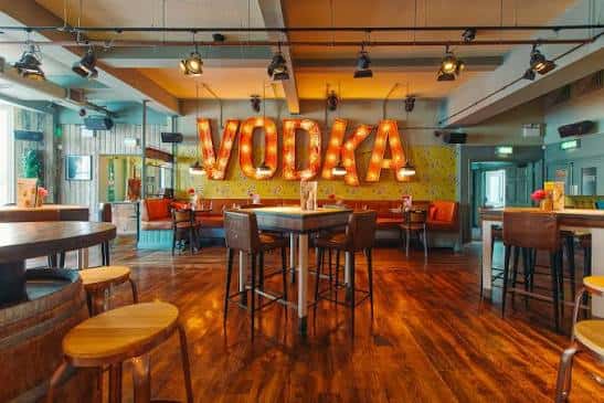 Sala de eventos con iluminación cálida y decoración industrial