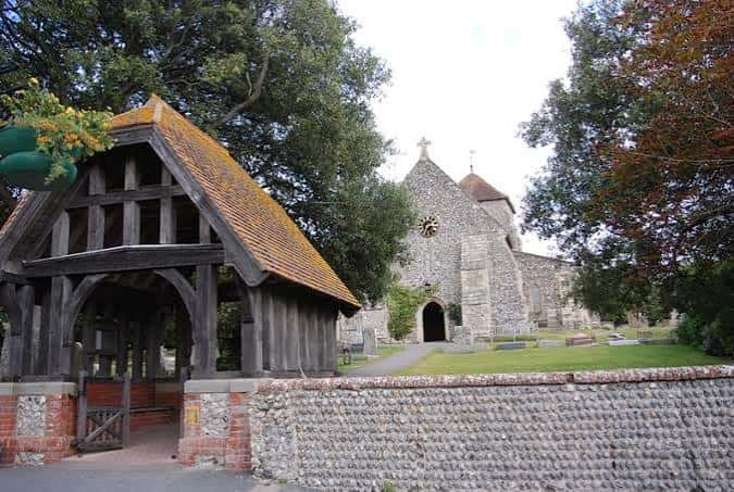 Vista exterior de la iglesia de St Margaret's con su portico de madera y campanario