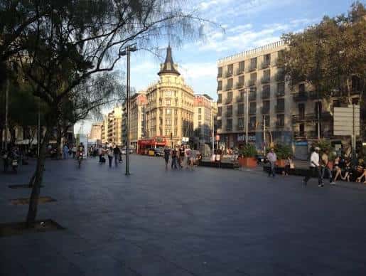 Vista panorámica de la Plaza de la Universidad con la fachada de la Universidad de Barcelona y la Torre de la Universidad al atardecer