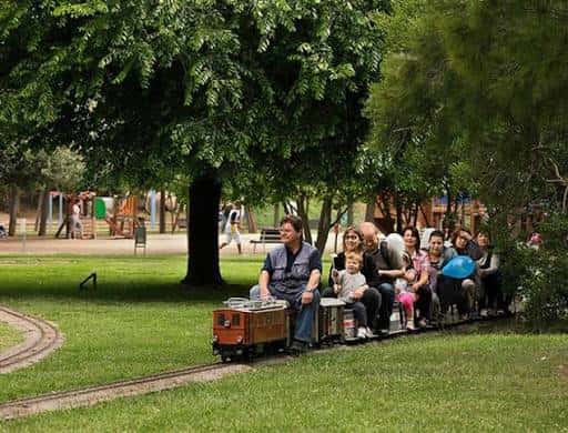 Vista del tren de paseo con niños y adultos en el parque