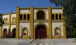 Fachada principal de la Plaza de Toros de Huesca con arcos y detalles arquitectónicos