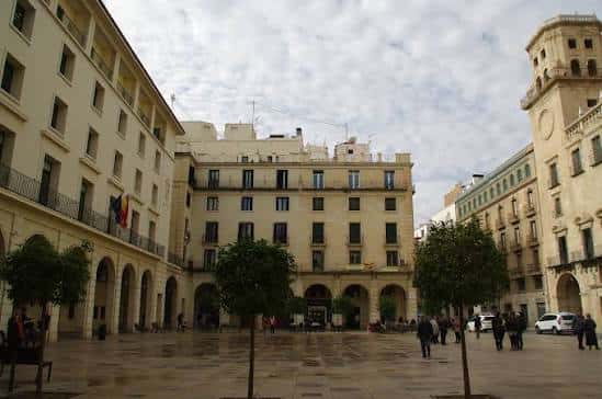 Plaza del Ayuntamiento en día nublado, mostrando la arquitectura clásica y arcos de la plaza