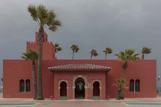 Fachada principal del Castillo de Bil Bil bajo un cielo nublado