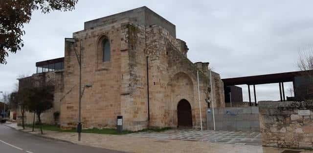 Vista exterior de la fachada histórica de piedra del Convento de San Francisco Extraponte