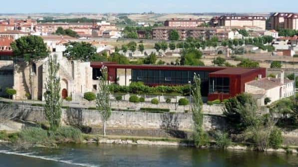 Vista panorámica de la Fundación Rei Afonso Henriques junto al río Duero en Zamora