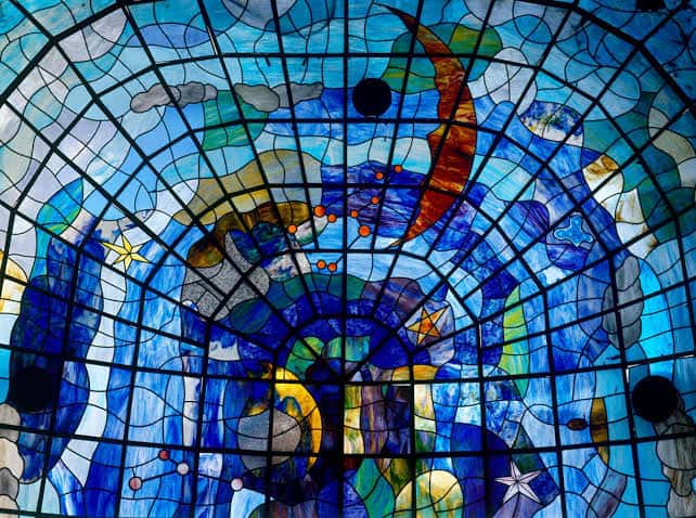 Detalles del techo de cristal de colores con motivos art nouveau y art déco