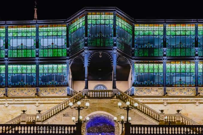 Vista frontal de la escalinata y balcones de cristal de la Casa Lis en Salamanca