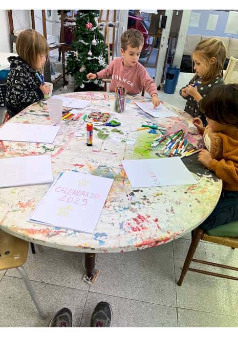 Niños participando en una actividad creativa en el taller