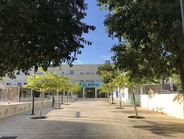 Vista frontal del CEIP Sa Bodega con el nombre visible en la entrada