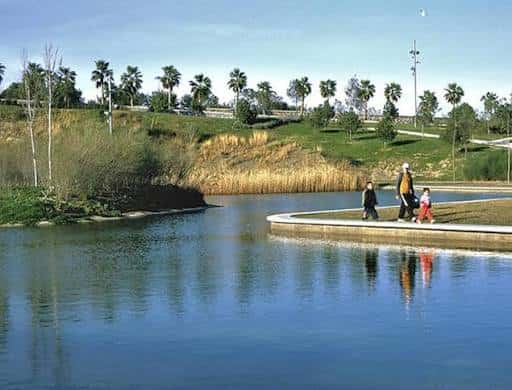 Vista panorámica del lago y zonas verdes del Parc de la Muntanyeta con familias paseando