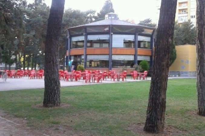 Área de eventos con mesas y sillas rojas frente al edificio del Parque del Temple