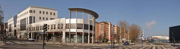 Panorámica del Edificio Deba mostrando su arquitectura contemporánea y entorno urbano