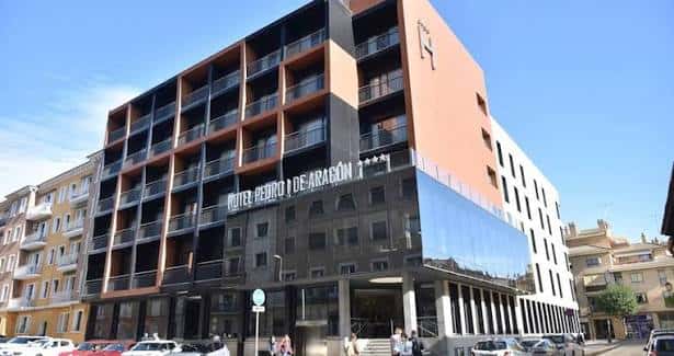 Fachada principal del Hotel Pedro I de Aragón con entrada accesible y estacionamiento