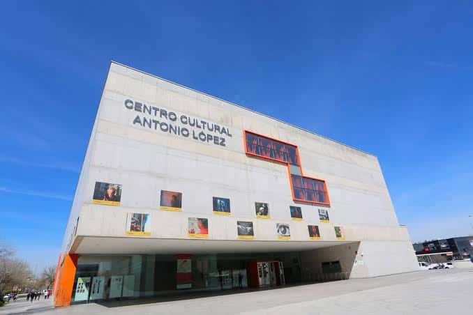 Vista exterior del Centro Cultural Antonio López con fachada de hormigón y cielo azul