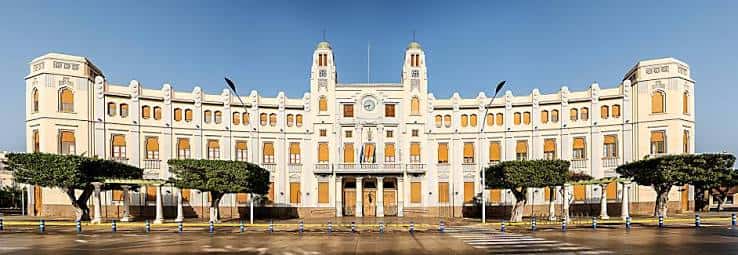 Vista panorámica frontal del Palacio de la Asamblea en Melilla bajo cielo despejado