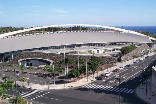 Vista aérea del exterior del Recinto Ferial de Tenerife con su característica cubierta curva y entorno urbano