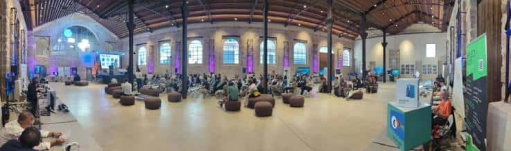 Gran salón interior del Parque Tecnológico de Rodes con iluminación ambiental y mobiliario para eventos