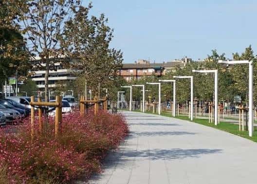 Vista de la Rambla del Celler con senderos modernos y vegetación colorida