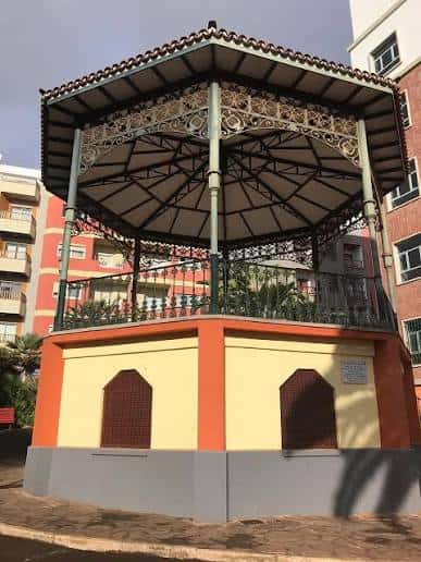 Vista frontal del kiosco de música con detalles ornamentales en hierro forjado