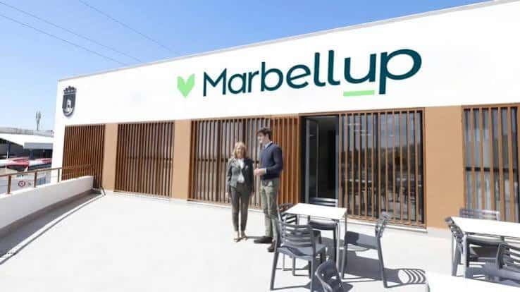 Fachada exterior del edificio Marbellup con dos personas conversando en la terraza