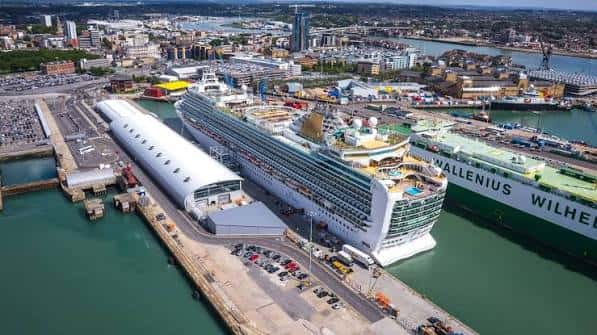 Vista aérea del puerto de Southampton mostrando el terminal de cruceros y un gran barco atracado