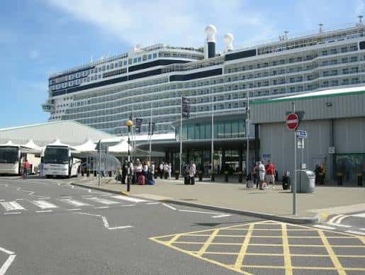 Entrada principal del terminal de cruceros con autobuses turísticos y pasajeros esperando