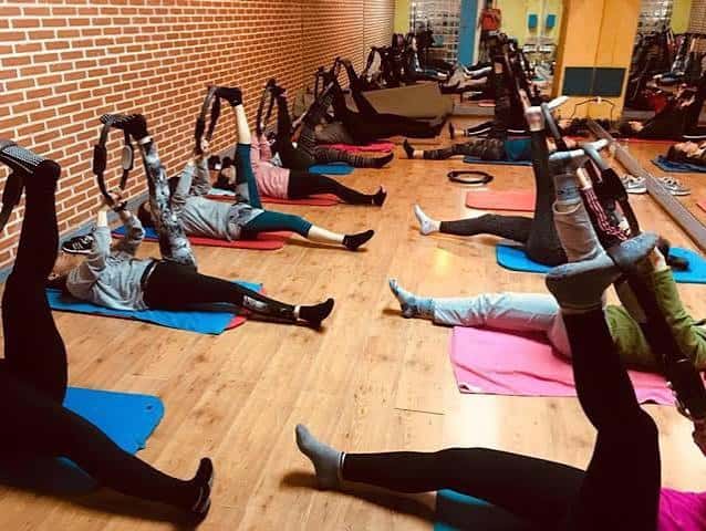 Clase grupal de entrenamiento funcional con cuerdas en el gimnasio