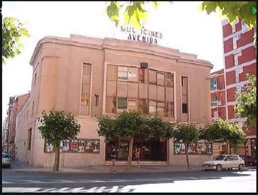 Fachada exterior del antiguo Cine Gran Vía, actualmente Multicines Avenida, en Palencia