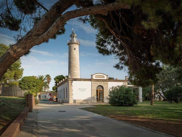 Vista exterior del Espai Far con el faro y el edificio principal