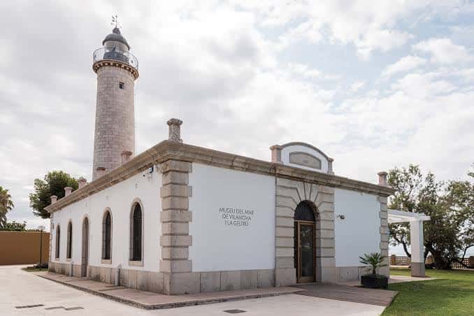 Edificio del Espai Far con el faro y la inscripción del Museo del Mar