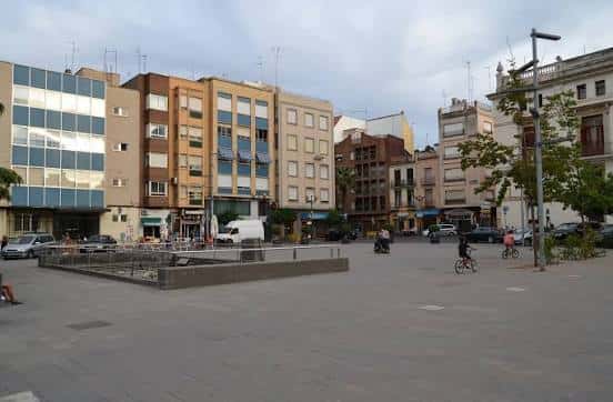 Vista general de la Plaza Cronista Chabret con edificios y fuentes