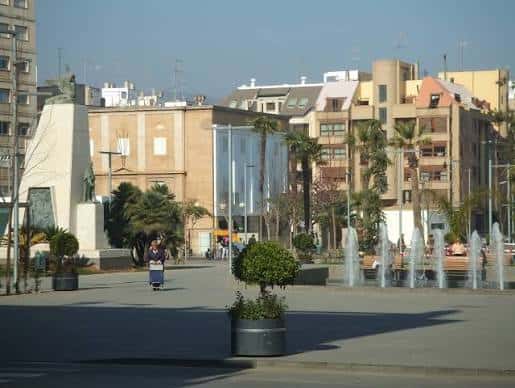 Plaza Cronista Chabret con fuentes y monumentos en primer plano