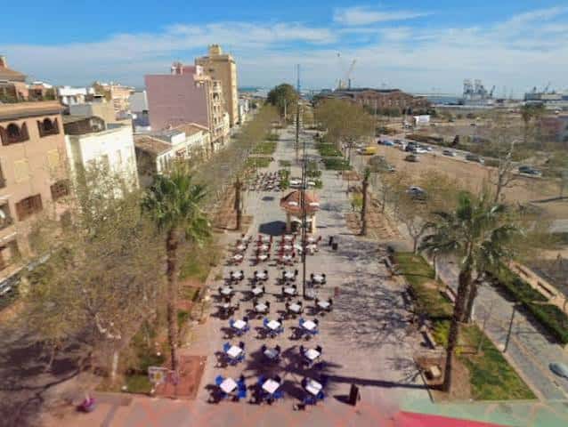 Vista aérea del Paseo de la Alameda con mesas dispuestas para un evento al aire libre