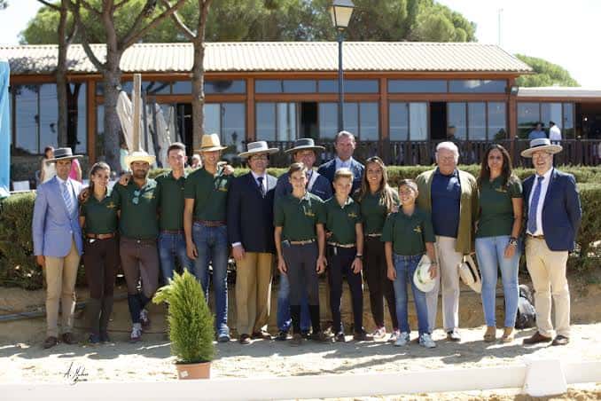 Grupo de personas en evento en el patio del centro hípico