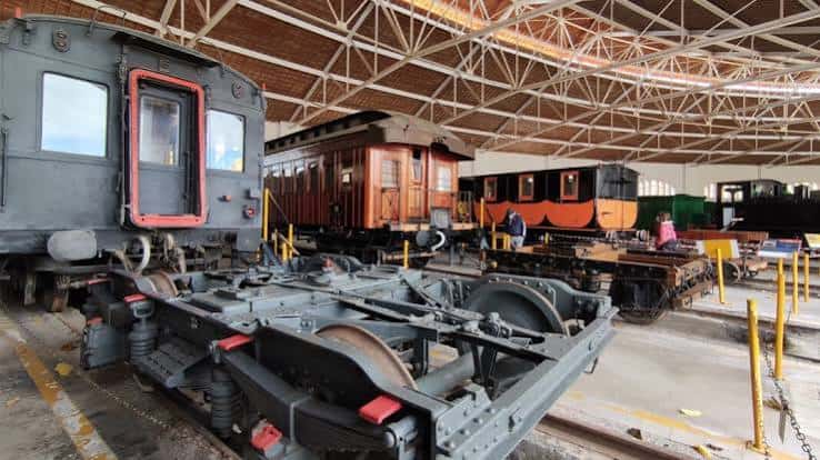 Vista de vagones históricos y chasis de trenes en el patio de exposiciones