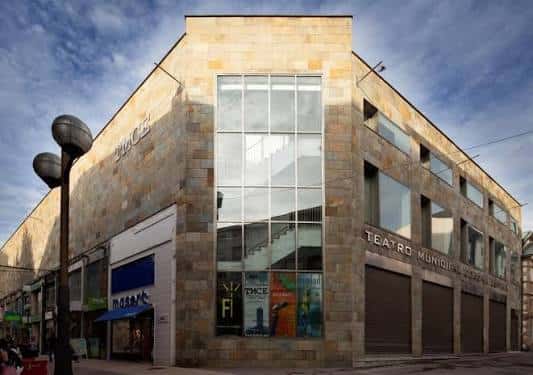 Fachada exterior del Teatro Municipal Concha Espina con detalles arquitectónicos en piedra y cristal