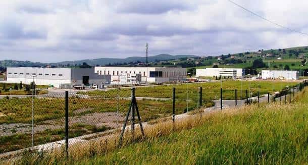 Vista panorámica del Polígono Industrial Tanos-Viérnoles con naves industriales y entorno verde