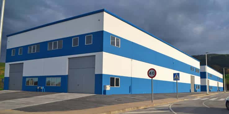 Fachada de nave industrial modular en el polígono con diseño blanco y azul