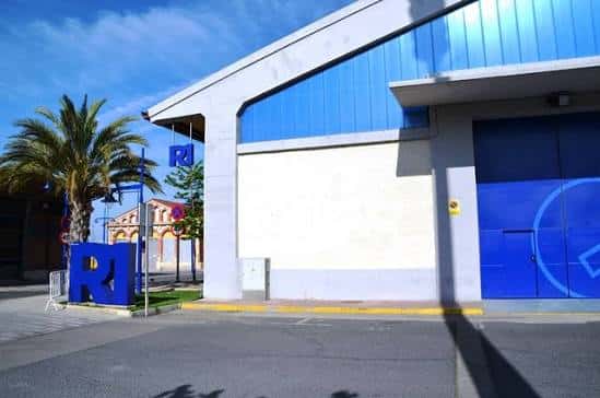 Fachada principal del Centro Cultural El Ingenio con detalles arquitectónicos y azulejos