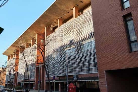 Vista exterior del Centre Cultural Joan N. García-Nieto mostrando su arquitectura moderna con fachada de ladrillo y celosía metálica