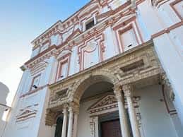 Fachada principal del Auditorio Manolo Sanlúcar con detalles arquitectónicos