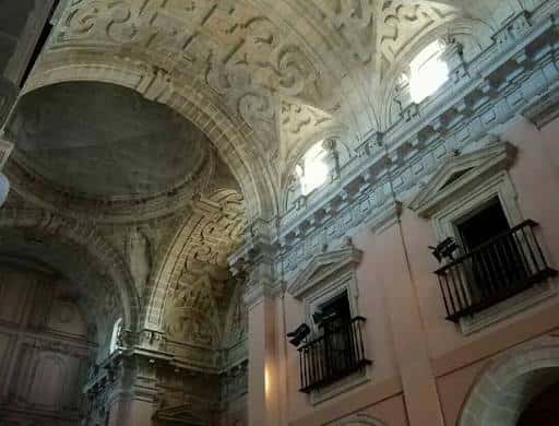 Interior del auditorio mostrando bóvedas ornamentadas y balcones laterales