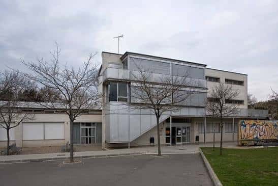 Vista exterior del Centre Cívic Onyar con fachada moderna y árboles en primer plano