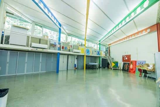 Interior del espacio multifuncional del Centre Cívic Onyar con estructura industrial y zona de exposiciones