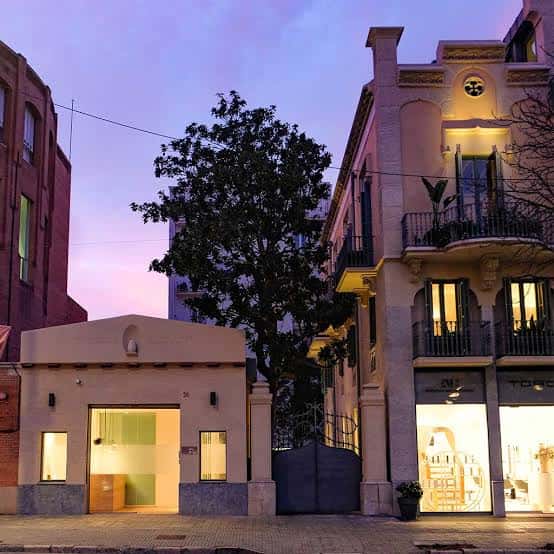 Fachada exterior de Espai Casa Sabater al atardecer