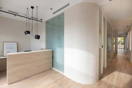 Interior moderno con recepción y pasillo luminoso