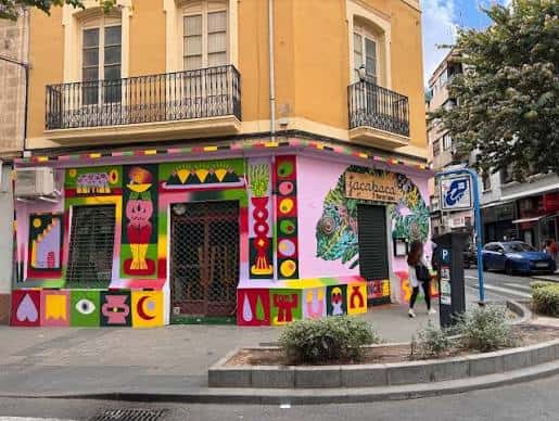 Fachada colorida y artística de un local en la Calle Poeta Quintana